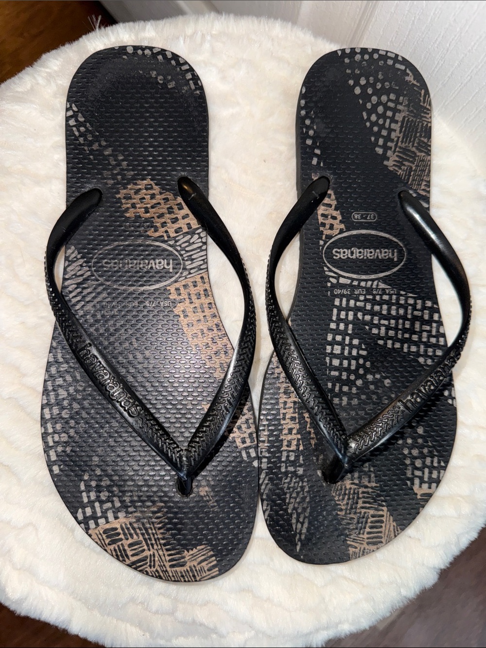 Havaianas Black Flip Flops with Tan Pattern Accents size 7/8